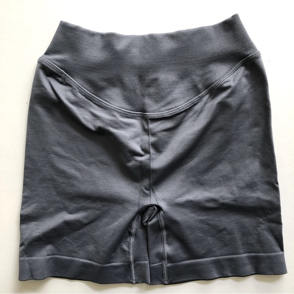 Gymshark S/S Sweat Sculpt Seamless Shorts & Training Bandeau Sports Bra Set - Picture 5 of 5